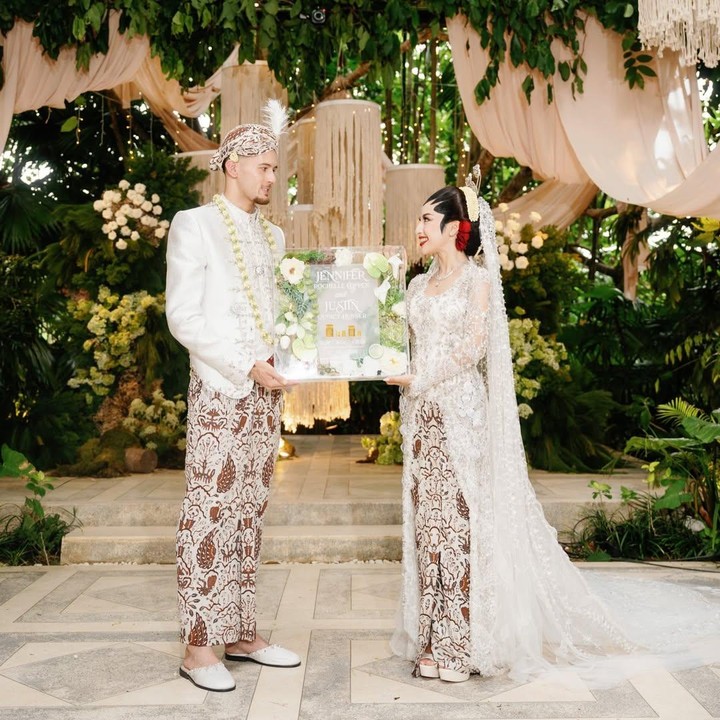 <p>Justin Hubner dan Justin Hubner juga tampak berpose dengan maskawin pernikahan. Terlihat ada sejumlah logam mulia. (Foto: Instagram @jennifercoppenreal20)</p>