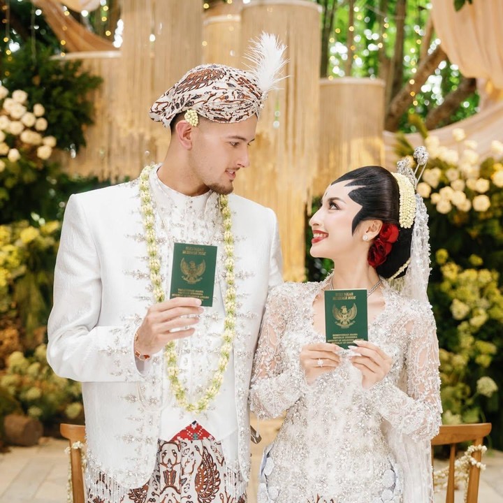 <p>Setelah tunangan pada Desember 2025, akhirnya Justin Hubner dan Jennifer Coppen resmi menjadi suami istri. Keduanya tampak berpose dengan buku nikah. (Foto: Instagram @jennifercoppenreal20)</p>