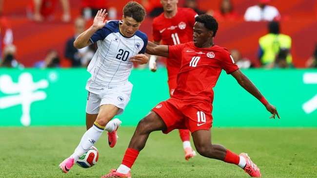 Soccer Football - FIFA World Cup 2026 - Group B - Canada v Bosnia and Herzegovina - Toronto Stadium, Toronto, Canada - June 12, 2026 Bosnia and Herzegovina's Esmir Bajraktarevic in action with Canada's Jonathan David REUTERS/Claudia Greco