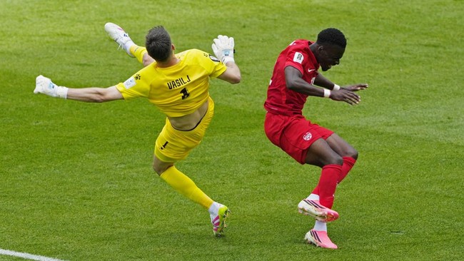 Soccer Football - FIFA World Cup 2026 - Group B - Canada v Bosnia and Herzegovina - Toronto Stadium, Toronto, Canada - June 12, 2026 Bosnia and Herzegovina's Nikola Vasilj collides with Canada's Tani Oluwaseyi IMAGN IMAGES via Reuters/Kevin Sousa