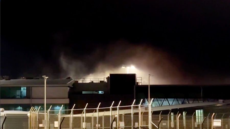 Kebakaran terjadi di Bandara Wellington, Selandia Baru, pada Jumat (12/6/2026) malam waktu setempat, nan memaksa pemindahan terminal utama dan menyebabkan sejumlah penerbangan dialihkan sebelum api sukses dipadamkan. (Tangkapan Layar Video Reuters/)