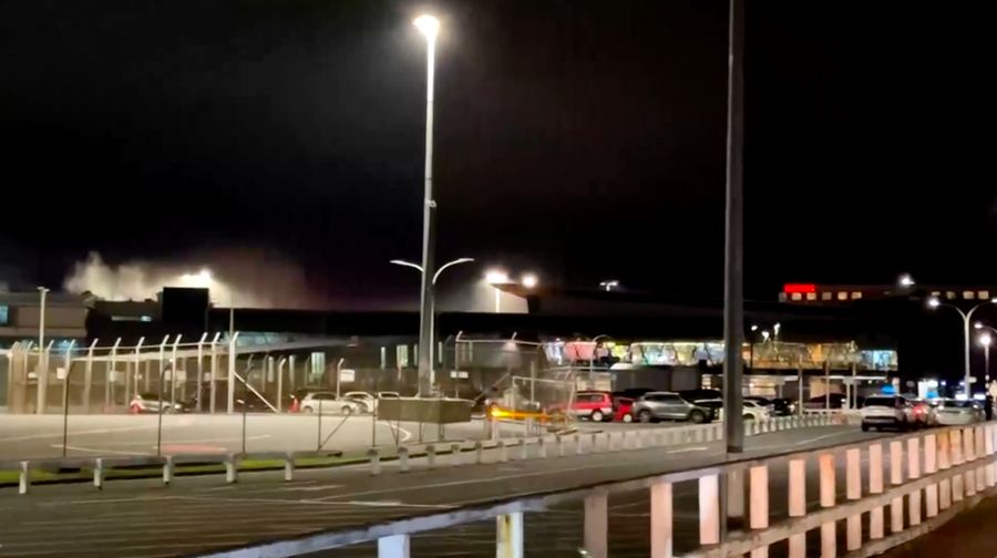 Kebakaran terjadi di Bandara Wellington, Selandia Baru, pada Jumat (12/6/2026) malam waktu setempat, nan memaksa pemindahan terminal utama dan menyebabkan sejumlah penerbangan dialihkan sebelum api sukses dipadamkan.