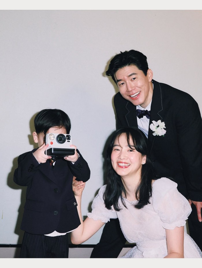 Kehidupan rumah tangganya dengan bintang drama Mischievous Kiss, Yoo Seung Ah, juga menarik perhatian. Dikaruniai seorang anak laki-laki, Kim Moo Yeol dan Yoo Seung Ah dikenal sebagai couple goals sejak menikah pada 2015./ Foto: instagram.com/doflwl