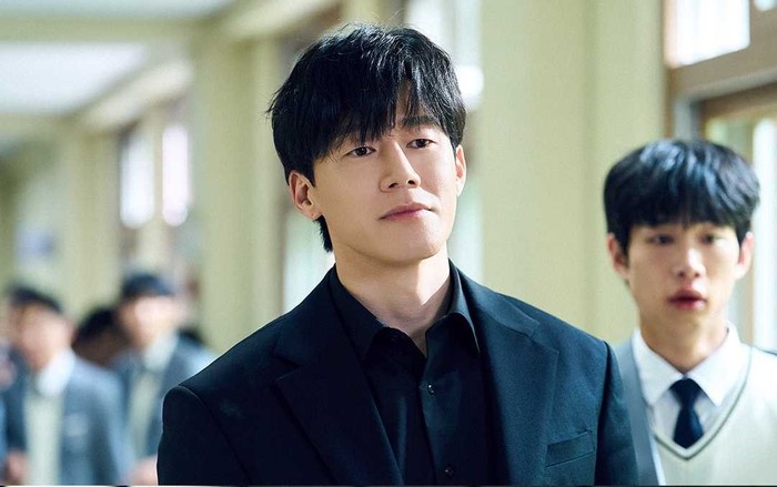 Kim Moo Yeol berperan sebagai Na Hwa Jin, pengawas Biro Perlindungan Hak Pendidikan yang bertugas memulihkan otoritas guru di tengah siswa-siswa yang melanggar aturan, orang tua yang menuntut, dan konflik sekolah./ Foto: instagram.com/netflixkr
