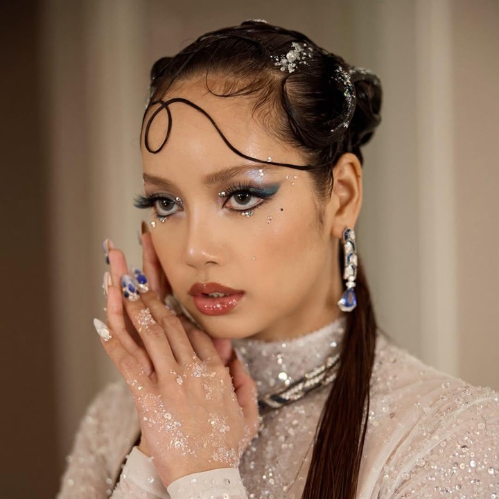 <p>Selain itu, Lisa juga menghadiri Met Gala 2026, sebuah event tahunan di New York. Dalam kesempatan tersebut, ia mengenakan gaun rancangan Robert Wun. (Foto: Instagram @lalalalisa_m)</p>