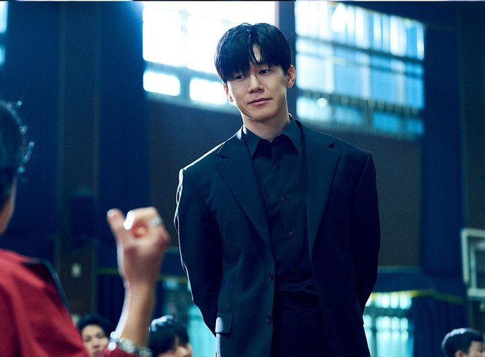 Meski sempat menuai kontroversi, serial ini berhasil menempati posisi pertama di Netflix dan merangkak naik di chart global. Kesuksesan tersebut mengangkat popularitas salah satu pemainnya, Kim Moo Yeol, yang makin melejit./ Foto: instagram.com/netflixkr