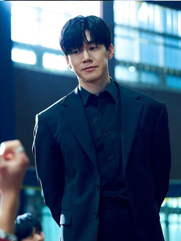 Meski sempat menuai kontroversi, serial ini berhasil menempati posisi pertama di Netflix dan merangkak naik di chart global. Kesuksesan tersebut mengangkat popularitas salah satu pemainnya, Kim Moo Yeol, yang makin melejit./ Foto: instagram.com/netflixkr