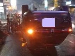 Hindari Pemotor, Mobil Hantam Pembatas Jalan di Bogor hingga Terguling