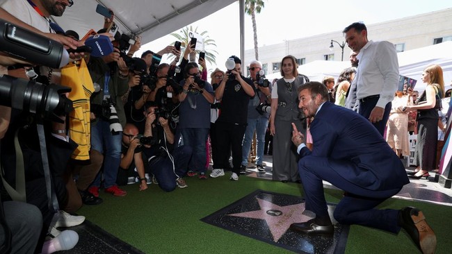 David Beckham poses on his star after it was unveiled on the Hollywood Walk of Fame in Los Angeles, California, U.S., June 12, 2026. REUTERS/Mario Anzuoni