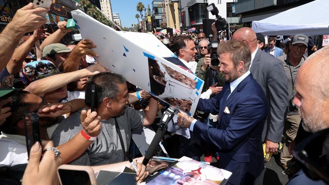 David Beckham signs autographs during his star unveiling ceremony on the Hollywood Walk of Fame, in Los Angeles, California, U.S., June 12, 2026. REUTERS/Mario Anzuoni