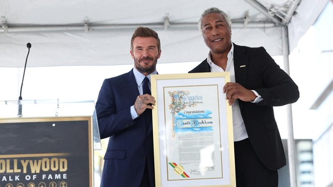 David Beckham receives a proclamation from the city of Los Angeles, as he unveils his star on the Hollywood Walk of Fame in Los Angeles, California, U.S., June 12, 2026. REUTERS/Mario Anzuoni