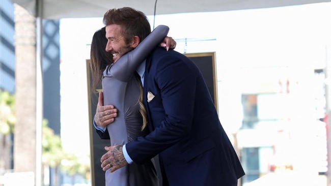 David Beckham and his wife Victoria Beckham embrace during the unveiling ceremony of Beckham's star on the Hollywood Walk of Fame in Los Angeles, California, U.S., June 12, 2026. REUTERS/Mario Anzuoni