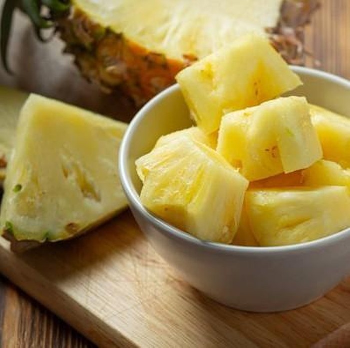 Nanas mengandung banyak air dan nutrisi yang membantu tubuh tetap segar saat cuaca panas.