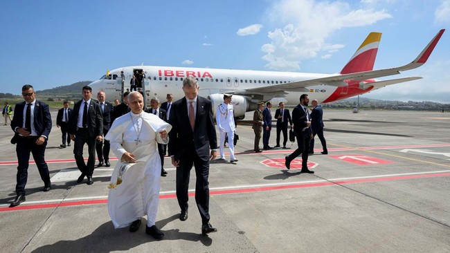 Pope Leo XIV is accompanied by Spain's King Felipe VI as he leaves the plane which he was due to depart on, following a technical incident, according to local media, at Tenerife Norte–Ciudad de La Laguna Airport, Canary Islands, Spain, June 12, 202