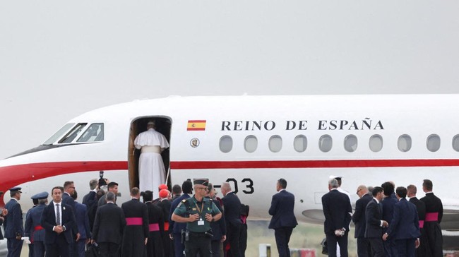 Pope Leo XIV boards a Spanish plane that was offered by King Felipe after the aircraft the Pope was due to depart with had a technical issue, according to local media, at Tenerife Norte–Ciudad de La Laguna Airport, Spain, June 12, 2026, at the end