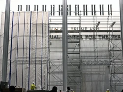 Kennedy Center Hapus Nama Donald Trump dari Fasad Gedung
