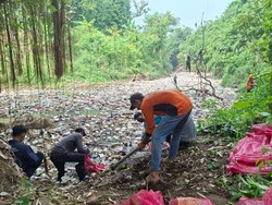 Sungai Cibanten Dipenuhi Sampah, Pemkot Serang dan Warga Turun Bersih-bersih