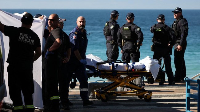 Police and emergency personnel at the scene after reports of a shark attack at Coogee Beach in Sydney, Australia, June 13, 2026. REUTERS/Hollie Adams