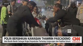 Polisi Bersihkan Sampah