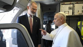 Maskapai Spanyol Iberia Airways yang hendak membawa pemimpin gereja Katolik Paus Leo ke Roma tak bisa terbang karena masalah teknis, Jumat (12/6).
