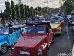 17 VW Safari Bawa Bule Prancis Mejeng Cantik di Taman Kertha Gosa Klungkung