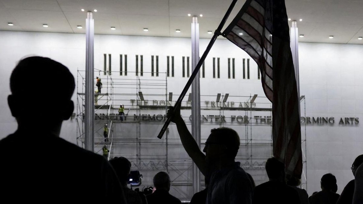Trump Kalah di Pengadilan, Namanya Dicopot dari Gedung Kennedy Center