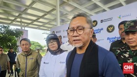 Menko Bidang Pangan Zulkifli Hasan (Zulhas) saat menghadiri kegiatan Rembuk Tani di Aceh Besar, Sabtu (13/6). (CNNIndonesia/Dani)