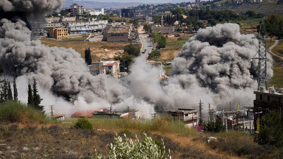 Asap mengepul dari Lebanon selatan setelah serangan Israel, seperti nan terlihat dari Nabatieh, Lebanon, 13 Juni 2026.
