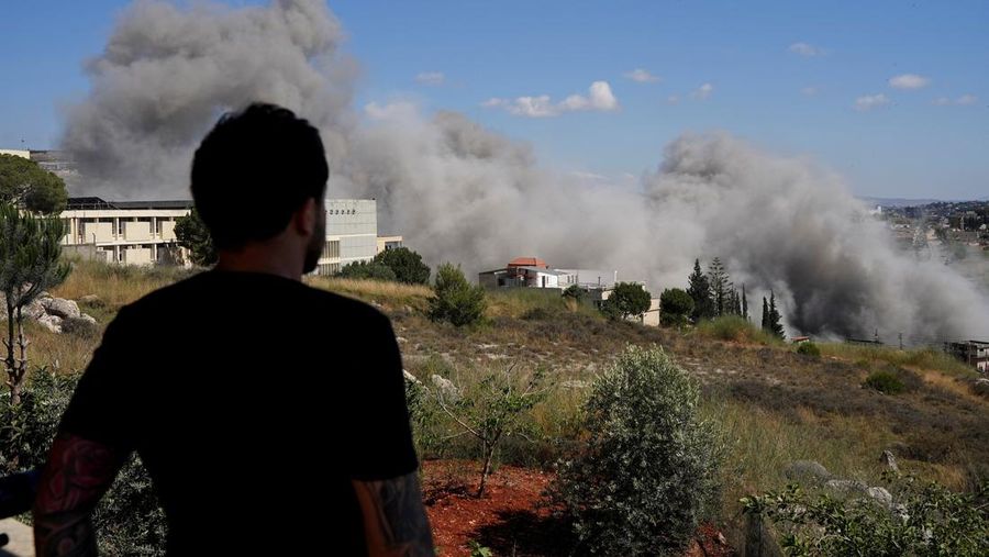Asap mengepul dari Lebanon selatan setelah serangan Israel, seperti nan terlihat dari Nabatieh, Lebanon, 13 Juni 2026. (REUTERS/Stringer)