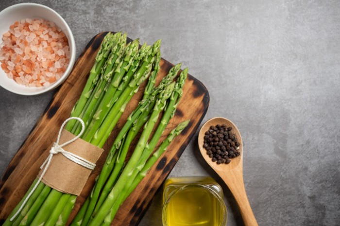 Vitamin yang larut dalam lemak membutuhkan bantuan lemak sehat agar dapat diserap tubuh dengan optimal. Kombinasi asparagus dan minyak zaitun menjadi salah satu contohnya./ Foto: magnific.com/jcomp