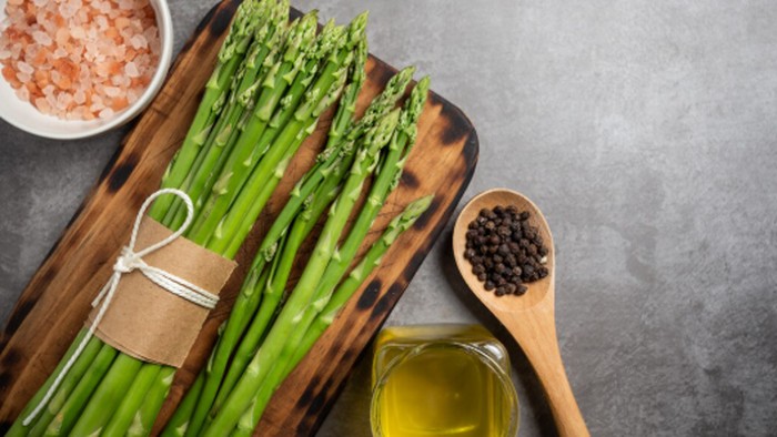 Vitamin yang larut dalam lemak membutuhkan bantuan lemak sehat agar dapat diserap tubuh dengan optimal. Kombinasi asparagus dan minyak zaitun menjadi salah satu contohnya./ Foto: magnific.com/jcomp