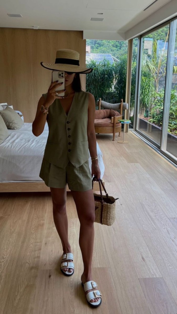 Basic vest top dan tailored shorts menjadi kombinasi sempurna bagi pecinta gaya minimalis. Outfit ini menawarkan tampilan sederhana yang tetap terlihat polished dan modern./ Foto: pinterest.com