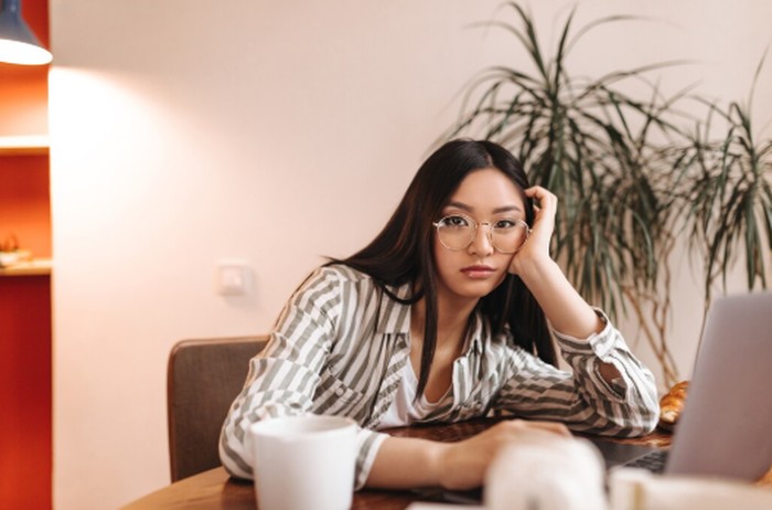 Banyak orang menunggu motivasi datang sebelum mulai bekerja. Menurut penelitian terbaru, mengubah cara memandang rasa cemas atau tegang justru dapat meningkatkan performa dan produktivitas./ Foto: magnific.com/lookstudio