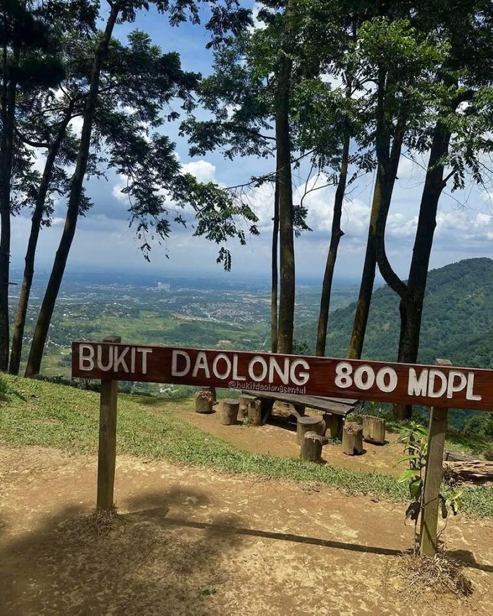Bukit Daolong yang terletak di Sentul, Bogor, merupakan destinasi favorit untuk trekking dekat Jakarta. Tempat ini menawarkan pemandangan perbukitan hijau dengan jalur trekking yang ramah bagi pemula.
