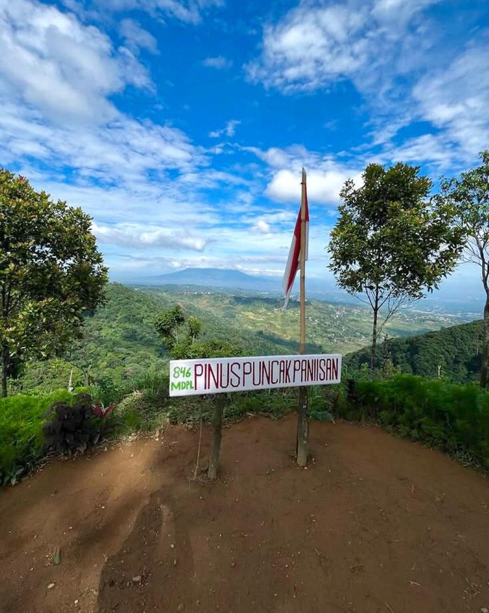 Bukit Paniisan yang terletak di Sentul, Bogor, merupakan destinasi favorit untuk trekking dekat Jakarta. Tempat ini menawarkan keindahan alam yang masih asri dan air terjun yang jernih.