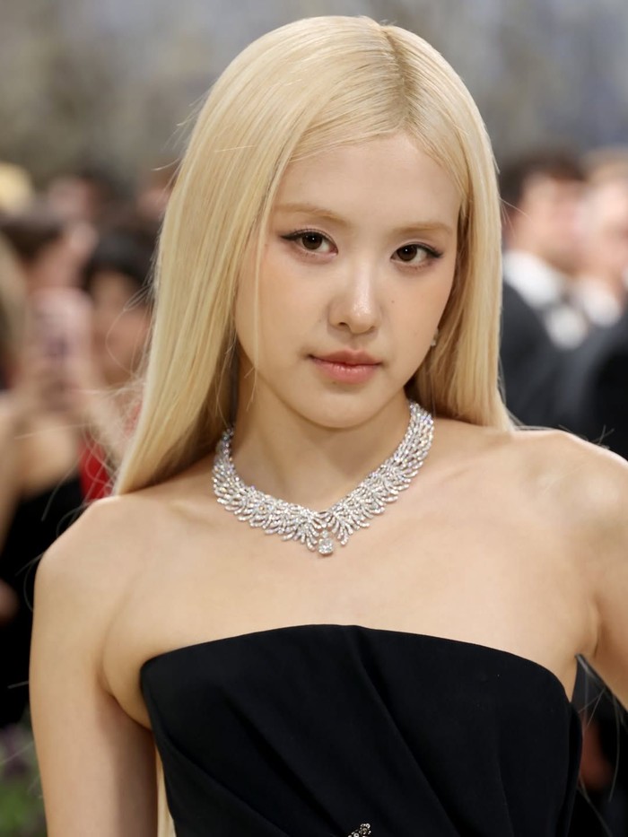 Buttercream blonde menjadi alternatif yang lebih hangat dibandingkan platinum blonde. Warna ini memberikan tampilan lembut, elegan, dan mudah menyatu dengan warna rambut alami./ Foto: instagram.com/elletaiwan