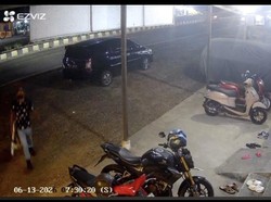 Detik-detik Pria Mau Bakar Mantan Istri di Angkringan Terekam CCTV
