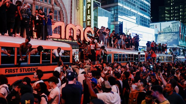 Fan New York Knicks Rayakan Juara NBA 2026