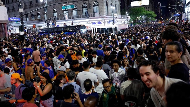 Fan New York Knicks Rayakan Juara NBA 2026