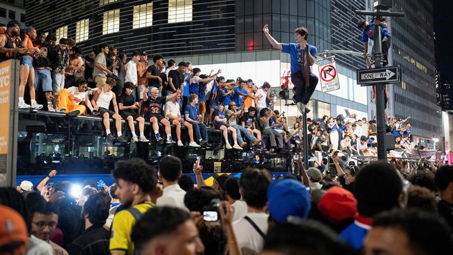 Fan New York Knicks Rayakan Juara NBA 2026