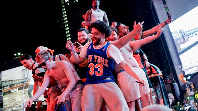 Fan New York Knicks Rayakan Juara NBA 2026