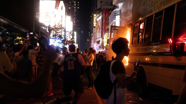 Fan New York Knicks Rayakan Juara NBA 2026