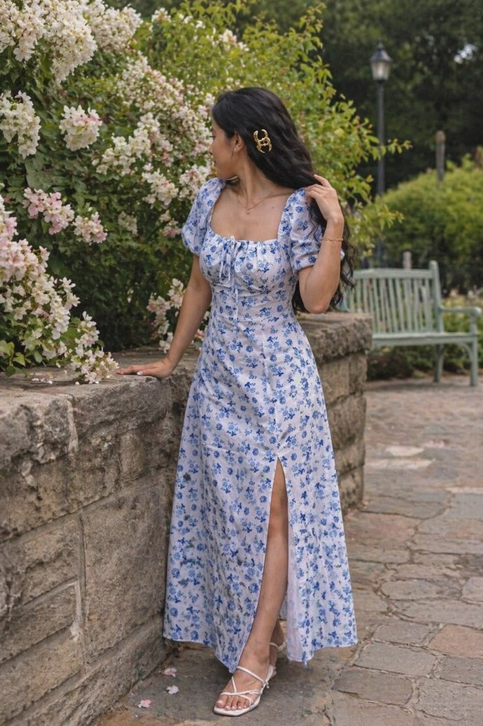 Motif floral kembali menjadi salah satu tren outfit summer 2026 yang tak pernah gagal mencuri perhatian. Kombinasi floral dress dan sandal cocok untuk berbagai aktivitas musim panas./ Foto: pinterest.com