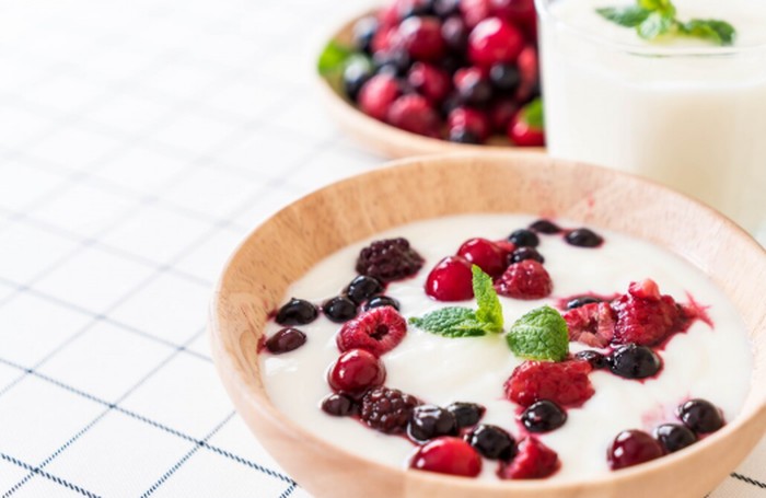 Kombinasi probiotik dan prebiotik sangat baik untuk kesehatan usus. Greek yogurt dan berry menjadi pilihan sarapan yang lezat sekaligus bernutrisi./ Foto: magnific.com/topntp26