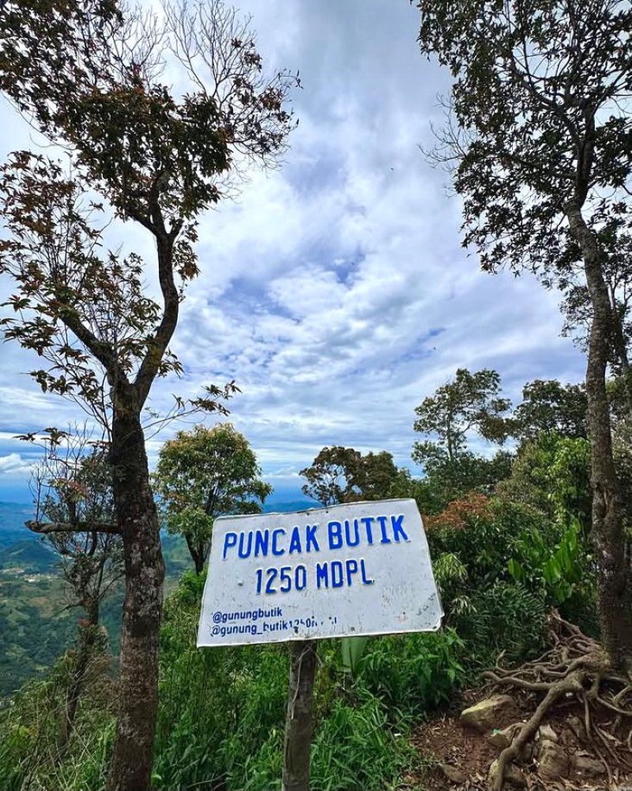 Gunung Butik yang terletak di Bogor merupakan destinasi favorit untuk trekking dekat Jakarta. Tempat ini menawarkan pemandangan alam yang memukau dengan jalur trekking yang ramah bagi pemula.