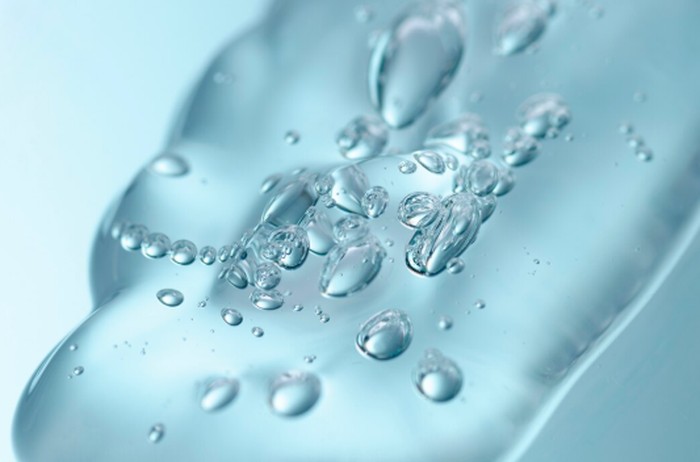 Hyaluronic acid dikenal sebagai bahan yang mampu menghidrasi kulit secara maksimal. Kandungannya membantu membuat kulit terlihat lebih kenyal dan halus./ Foto: magnific.com