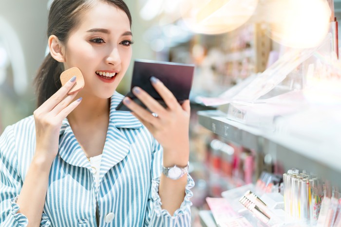 Cara aman mencoba tester makeup di mal adalah dengan menghindari mengaplikasikan langsung ke wajah. Sebaiknya aplikasikan pada pergelangan tangan untuk mencoba lipstik atau liptint, sedangkan pada area leher atau rahang saat memilih produk complexion.