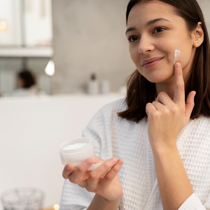 Menggunakan pelembap setiap hari bisa bantu bikin kulit glowing alami. Pelembap dapat memperbaiki skin barrier sehingga wajah terlihat segar, kenyal, dan bercahaya.
