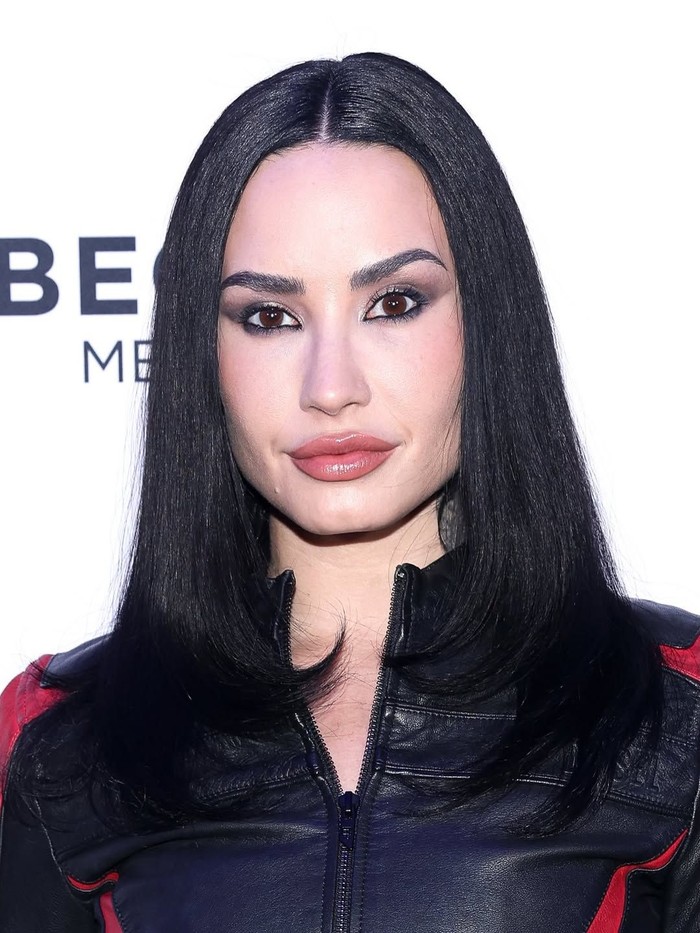 Inky black menawarkan tampilan rambut gelap yang elegan dan berkilau. Warna ini memberikan kesan dramatis tanpa kehilangan dimensi./ Foto: instagram.com/demilovatobr