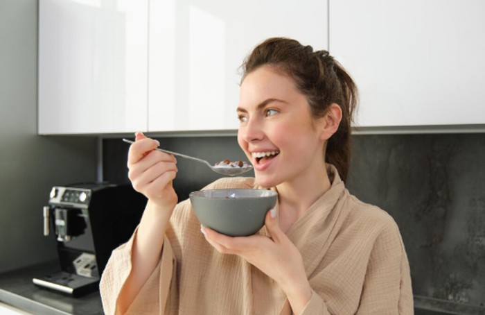 Oat termasuk salah satu biji-bijian utuh dengan kandungan nutrisi yang sangat lengkap. Selain kaya karbohidrat kompleks, oat juga mengandung protein berkualitas tinggi dan berbagai vitamin penting./ Foto: magnific.com/benzoix